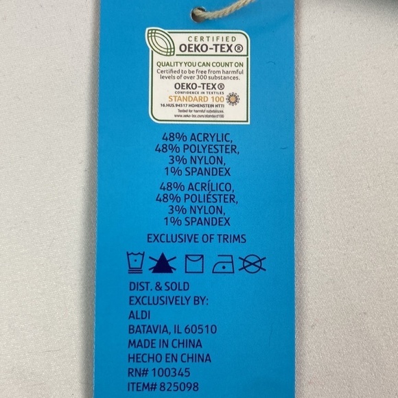 Aldi holiday knit hat with pompom - Picture 6 of 7